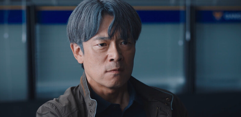 鄭奉完在派出所滿臉肅殺之氣，堅持是”家人”所以沒有認罪這回事