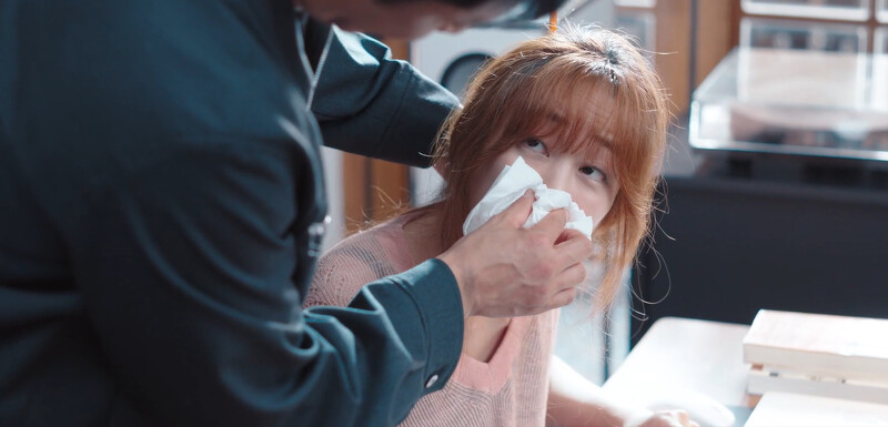 李代表(左)把蘭珠的頭壓低、捏著後頸，防止鼻血繼續流，蘭珠也順著李代表，互動自然兩人關係應該不差