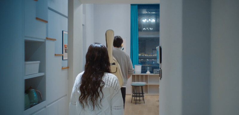 保傑帶木河到套房，”藍色的窗簾”象徵保傑曾說的內心話