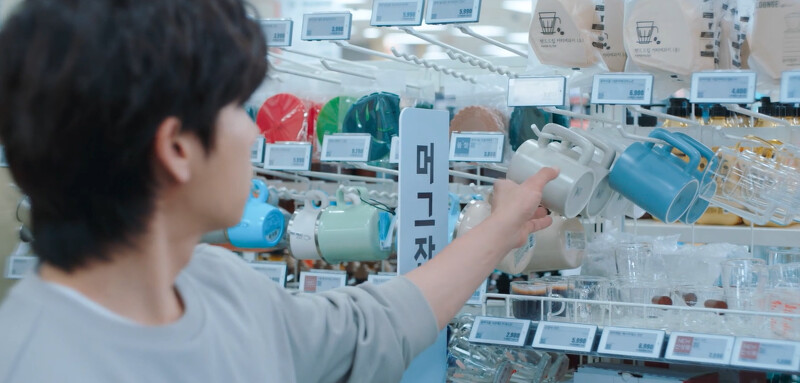 保傑連續拿了兩個同款同色的馬克杯