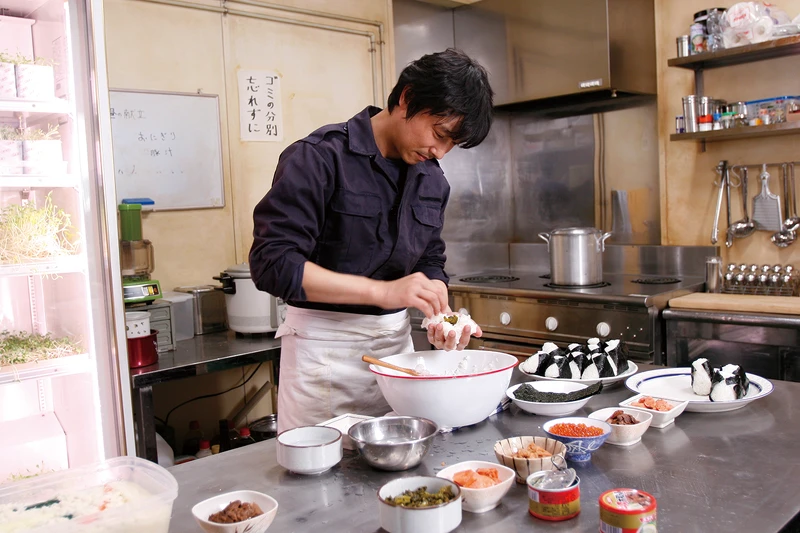 電影《南極料理人》由堺雅人主演。 電影《南極料理人》由堺雅人主演。