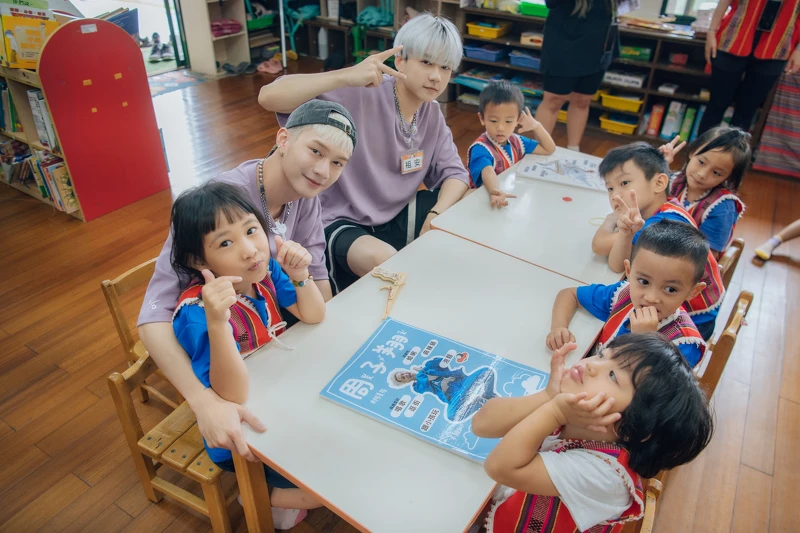 《Ozone夏日青春冒險》子翔（左）、祖安化身育兒大哥哥，體驗照顧幼兒園學生。