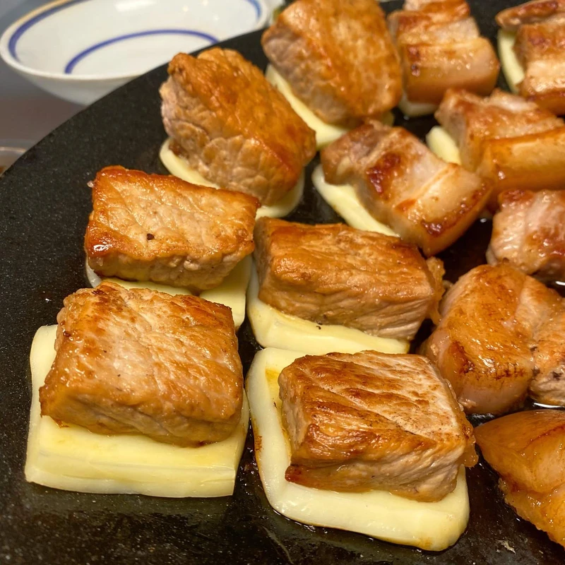 「鄉下炒全豬」시골통돼지볶음烤豬肉+起司。 「鄉下炒全豬」시골통돼지볶음烤豬肉+起司。