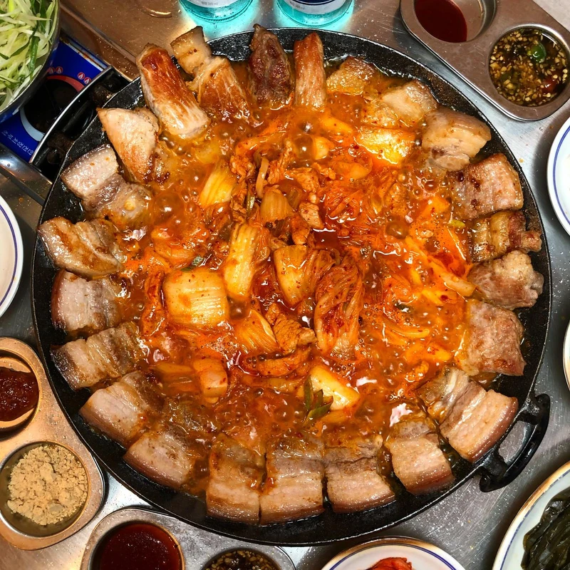 「鄉下炒全豬」시골통돼지볶음的豬肉泡菜鍋(翻攝自navemap)。 「鄉下炒全豬」시골통돼지볶음的豬肉泡菜鍋(翻攝自navemap)。