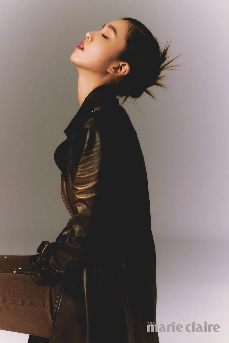 雙排扣皮革風衣、帆布靴型牛仔褲，both by Coach。