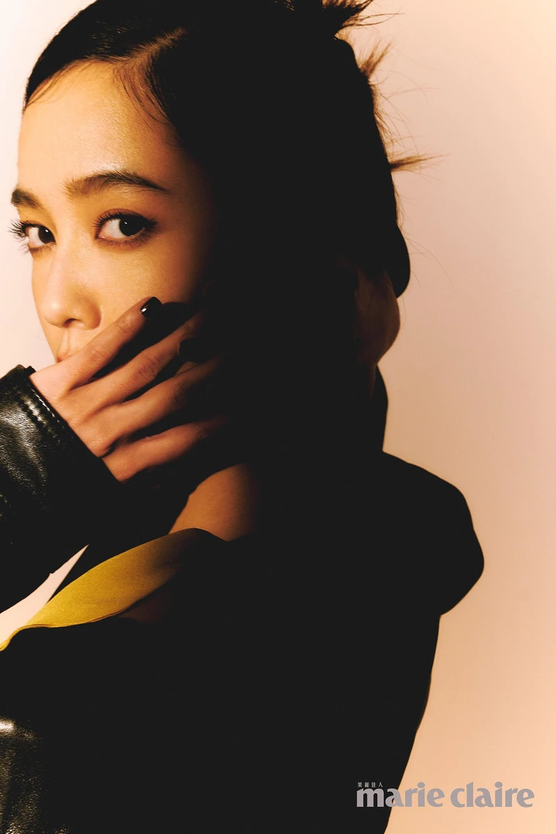 正面搭扣閉合皺縮夾克、波浪荷葉領口斜裁連衣裙，both by Coach。