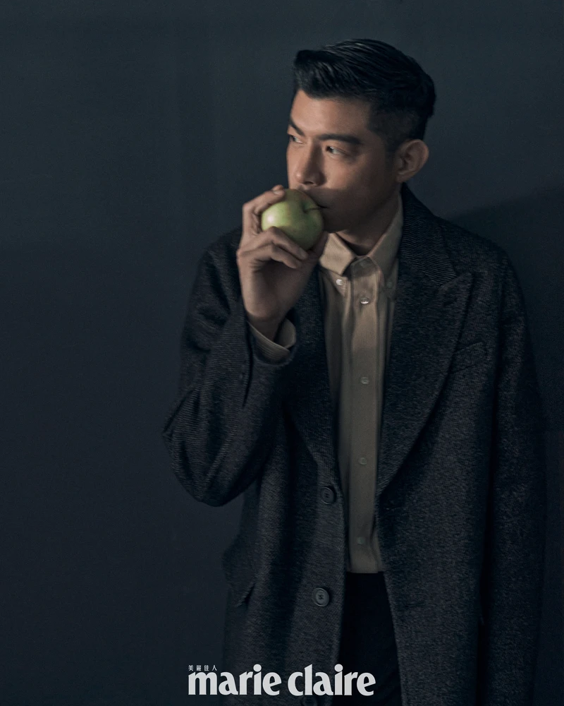 王柏傑/米色真絲襯衫、灰色羊毛大衣外套,both by Fendi;黑色西裝褲,Boss。 王柏傑/米色真絲襯衫、灰色羊毛大衣外套,both by Fendi;黑色西裝褲,Boss。