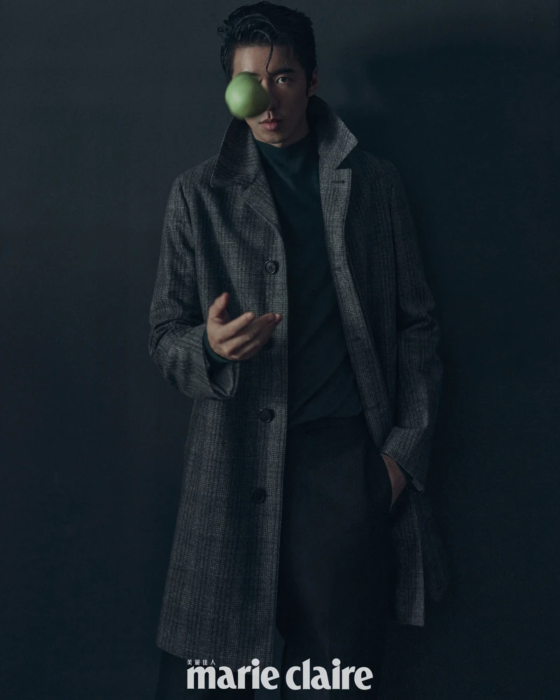 傅孟柏/格紋羊毛大衣、綠色高領毛衣、黑色西裝褲,all by Dunhill。 傅孟柏/格紋羊毛大衣、綠色高領毛衣、黑色西裝褲,all by Dunhill。