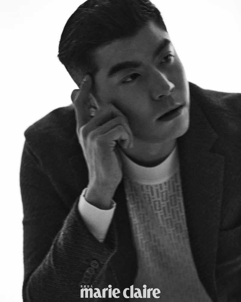 王柏傑/深紅色西裝外套,Boss;白色套頭針織毛衣,Fendi。 王柏傑/深紅色西裝外套,Boss;白色套頭針織毛衣,Fendi。