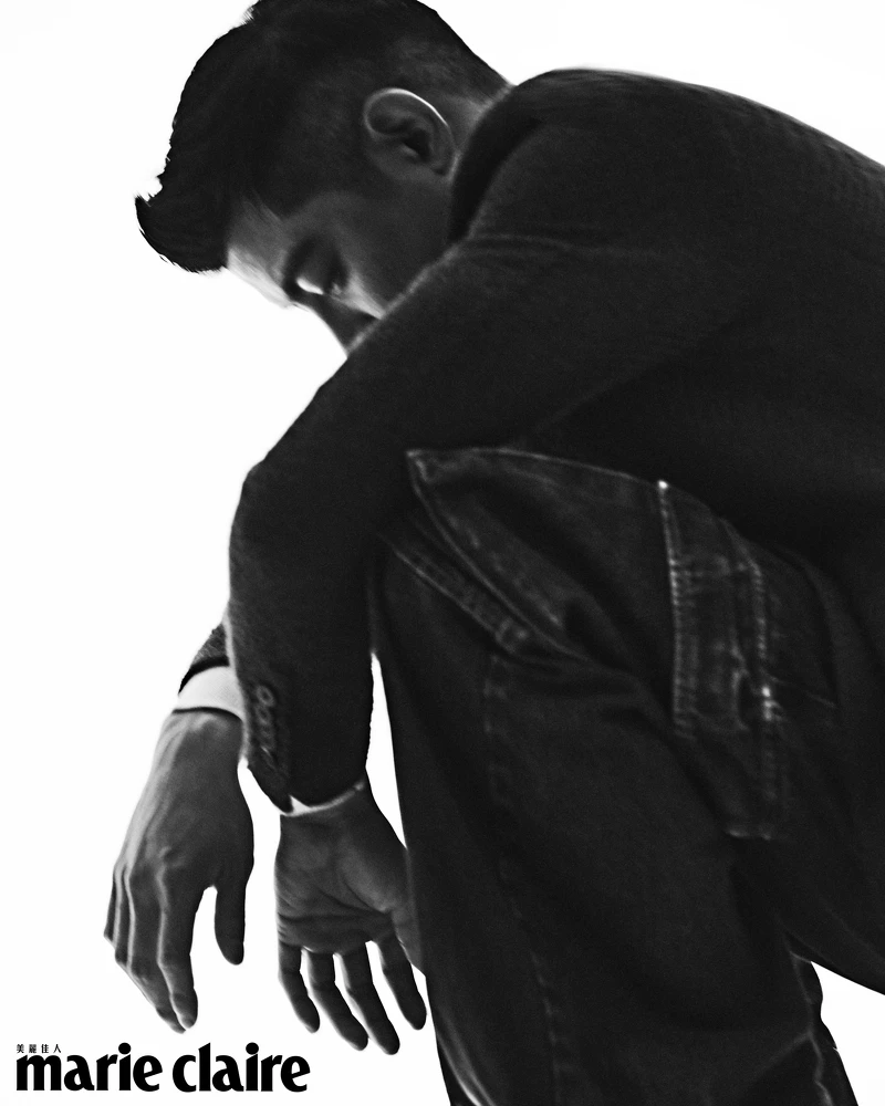 王柏傑/深紅色西裝外套,Boss;白色套頭針織毛衣,Fendi;牛仔褲,Gucci。 王柏傑/深紅色西裝外套,Boss;白色套頭針織毛衣,Fendi;牛仔褲,Gucci。