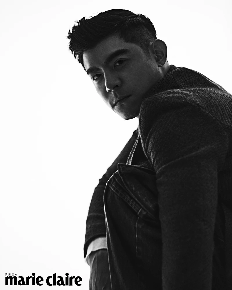 王柏傑/深紅色西裝外套,Boss;白色套頭針織毛衣,Fendi;牛仔褲,Gucci。 王柏傑/深紅色西裝外套,Boss;白色套頭針織毛衣,Fendi;牛仔褲,Gucci。