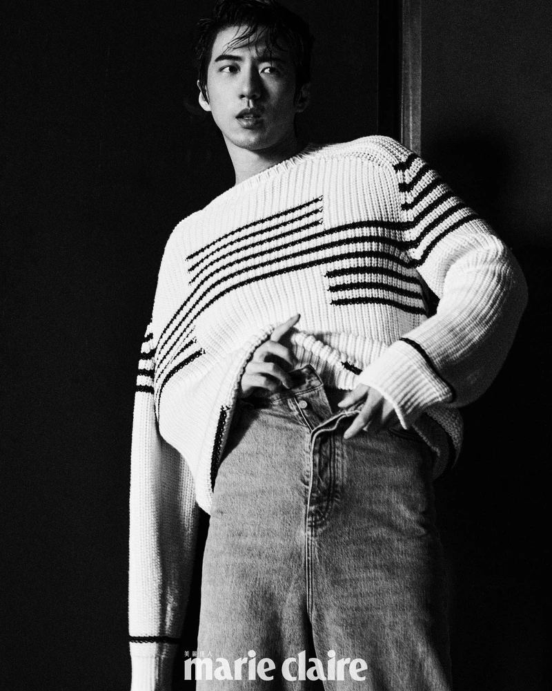 傅孟柏/青石藍條紋襯衫、白色條紋針織衫、高腰水洗丹寧褲,all by Loewe。 傅孟柏/青石藍條紋襯衫、白色條紋針織衫、高腰水洗丹寧褲,all by Loewe。