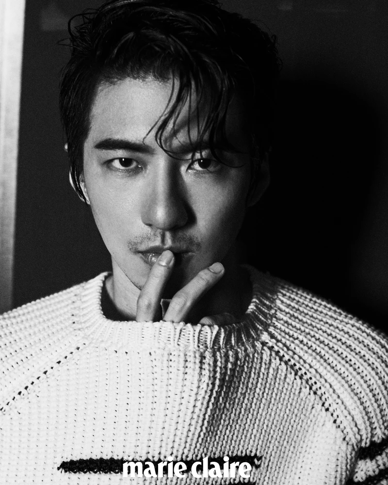 傅孟柏/白色條紋針織衫,Loewe。 傅孟柏/白色條紋針織衫,Loewe。