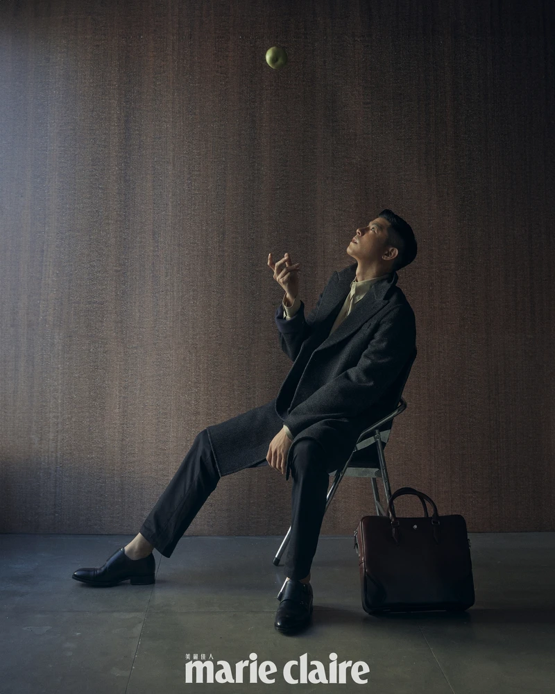 王柏傑/米色真絲襯衫、灰色羊毛大衣外套,both by Fendi;黑色西裝褲、黑色皮鞋,both by Boss;大師傑作系列公文包,Montblanc。 王柏傑/米色真絲襯衫、灰色羊毛大衣外套,both by Fendi;黑色西裝褲、黑色皮鞋,both by Boss;大師傑作系列公文包,Montblanc。