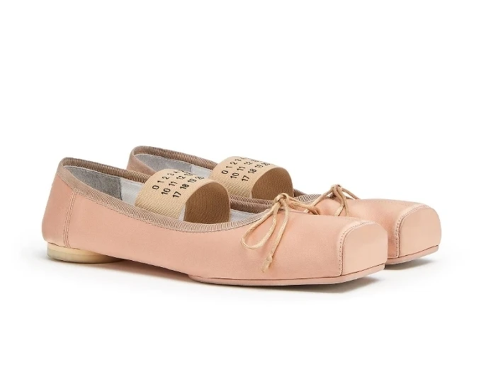 MM6 Maison Margiela logo 織带芭蕾平底鞋,NT.17,000。 MM6 Maison Margiela logo 織带芭蕾平底鞋,NT.17,000。