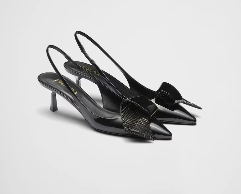 PRADA 漆皮露跟高跟鞋,NT.55,000。 PRADA 漆皮露跟高跟鞋,NT.55,000。