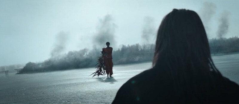 賢秀(中)像是天使，突然就飛來伊景身邊，保護孩子不被殺掉