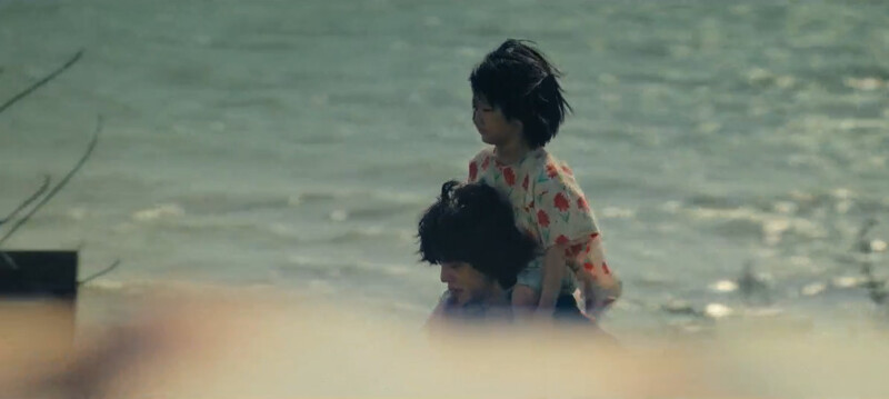 孩子(上)叫賢秀(下)哥哥，兩人是不同物種的”人類”，躲在無人之地生活