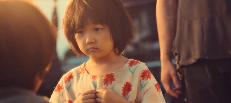 孩子(中)首次見到伊景有些生怯