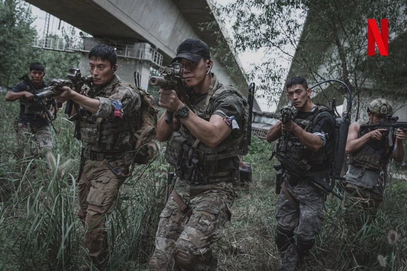 金中士(中)雖自私只顧自己小隊死活，但對同袍照顧有加，弟兄都服他