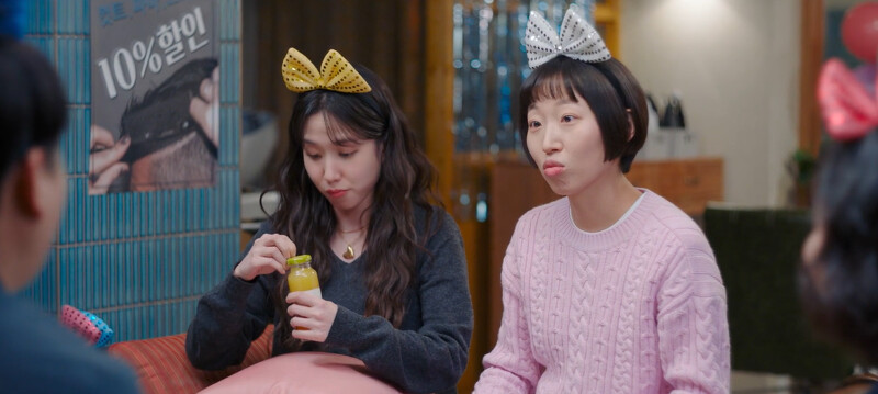 瀛舟(右)終和木河(左)相見歡，在美容院舉辦同樂會