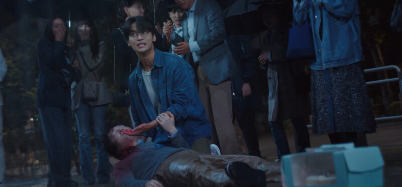 遇學(中)和姜爸路上遇刺，遇學哭喊誰來幫忙叫救護車