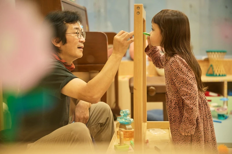 魏德聖（左）與小演員們經歷三個多月的相處，讓他打趣表示「拍完可以開幼稚園了」，右為演員黃之諾。