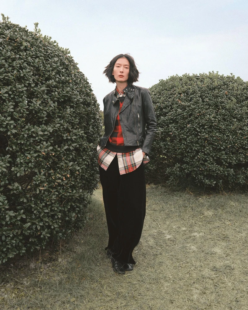 水牛格紋衛衣、格紋襯衫、天鵝絨長褲,All by Lauren Ralph Lauren。 水牛格紋衛衣、格紋襯衫、天鵝絨長褲,All by Lauren Ralph Lauren。