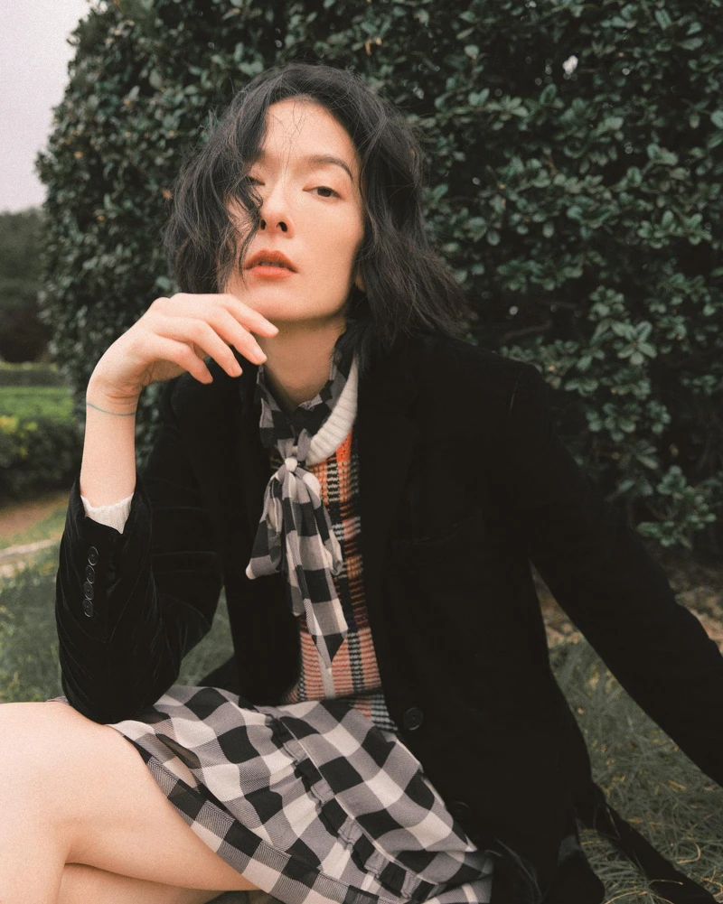 天鵝絨西裝外套、格紋針織上衣、水牛格紋洋裝,All by Lauren Ralph Lauren。 天鵝絨西裝外套、格紋針織上衣、水牛格紋洋裝,All by Lauren Ralph Lauren。