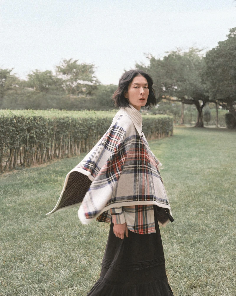 格紋斗篷、格紋襯衫、背心長裙,All by Lauren Ralph Lauren。 格紋斗篷、格紋襯衫、背心長裙,All by Lauren Ralph Lauren。