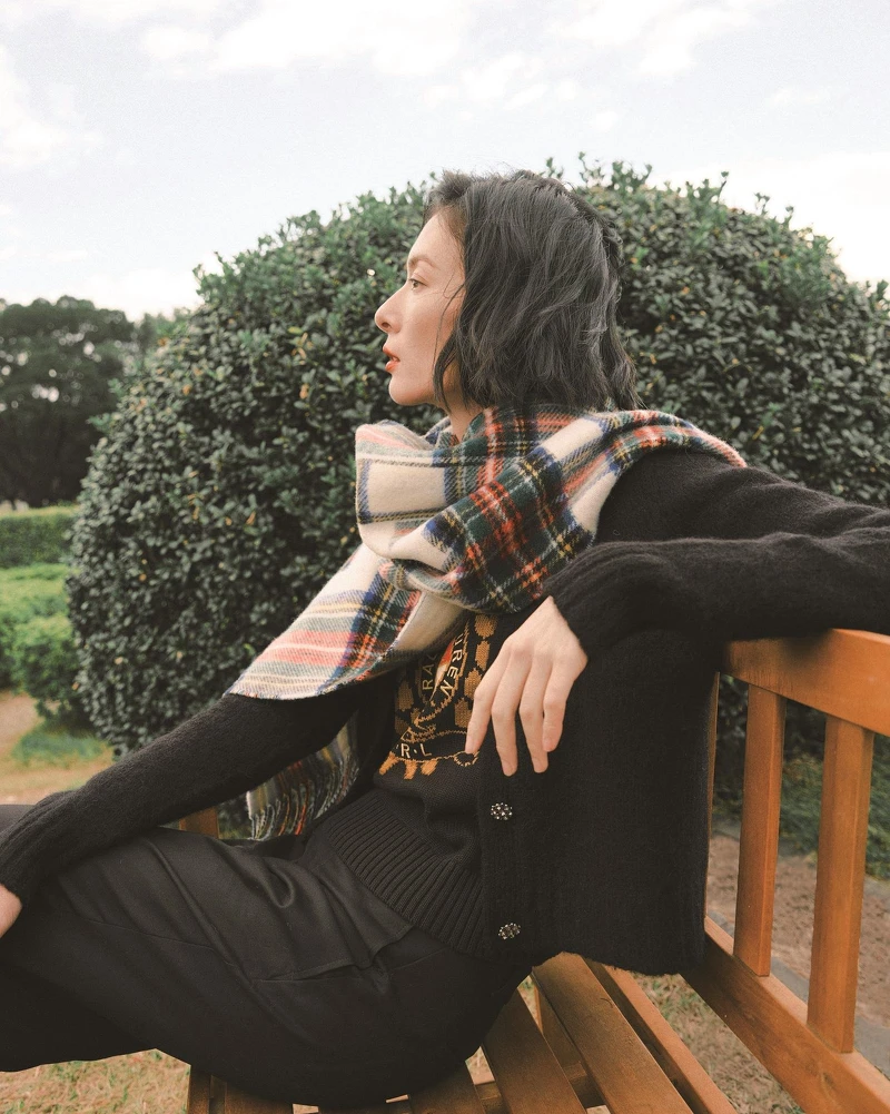 圖騰針織上衣、針織開襟短版外套、黑長褲、格紋羊毛圍巾,All by Lauren Ralph Lauren。 圖騰針織上衣、針織開襟短版外套、黑長褲、格紋羊毛圍巾,All by Lauren Ralph Lauren。