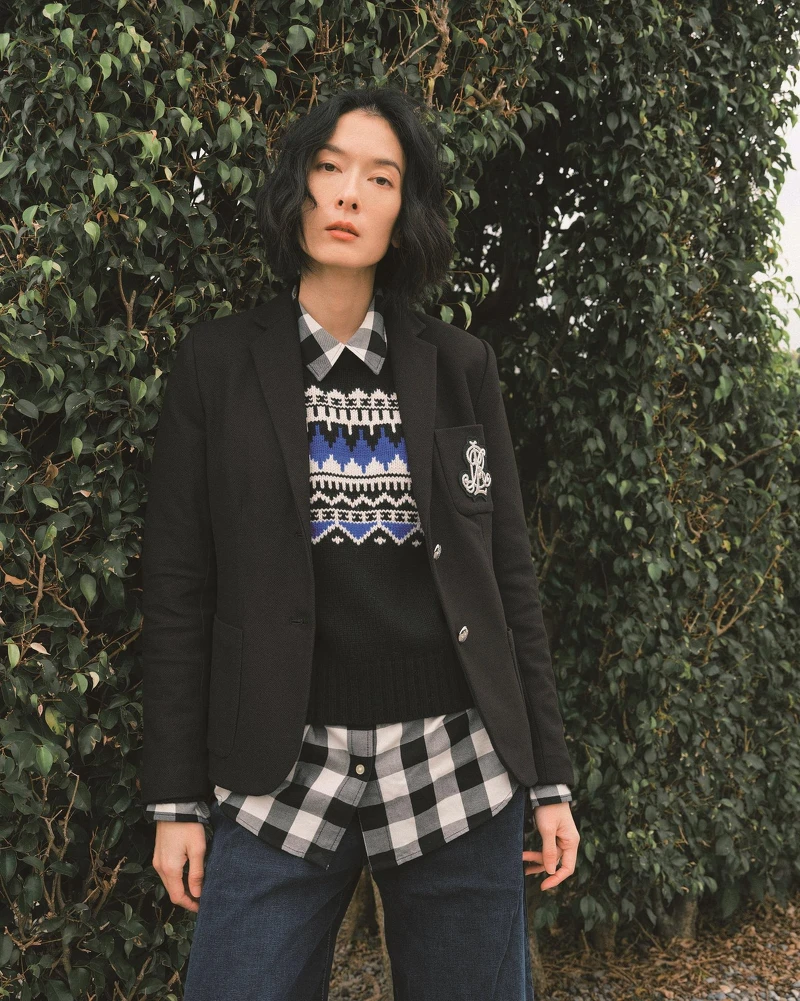 圖騰針織衣、水牛格紋襯衫、棉織徽章裝飾西裝外套、直筒丹寧褲,All by Lauren Ralph Lauren。 圖騰針織衣、水牛格紋襯衫、棉織徽章裝飾西裝外套、直筒丹寧褲,All by Lauren Ralph Lauren。