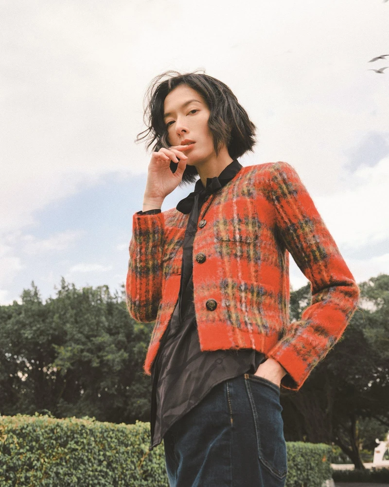 馬海毛格紋短版外套、絲綢領結式襯衫、丹寧長褲,All by Lauren Ralph Lauren。 馬海毛格紋短版外套、絲綢領結式襯衫、丹寧長褲,All by Lauren Ralph Lauren。