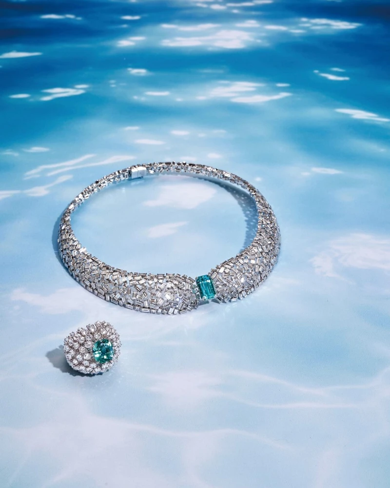 Tiffany & Co. 2023 Blue Book 高級珠寶系列幻海秘境Out of the Blue 18K白金鑲嵌主石逾10克拉藍色銅鋰碧璽與鑽石項鍊；18K白金鑲嵌主石逾10克拉藍色銅鋰碧璽與鑽石及綠松石戒指，both by Tiffany & Co.。
