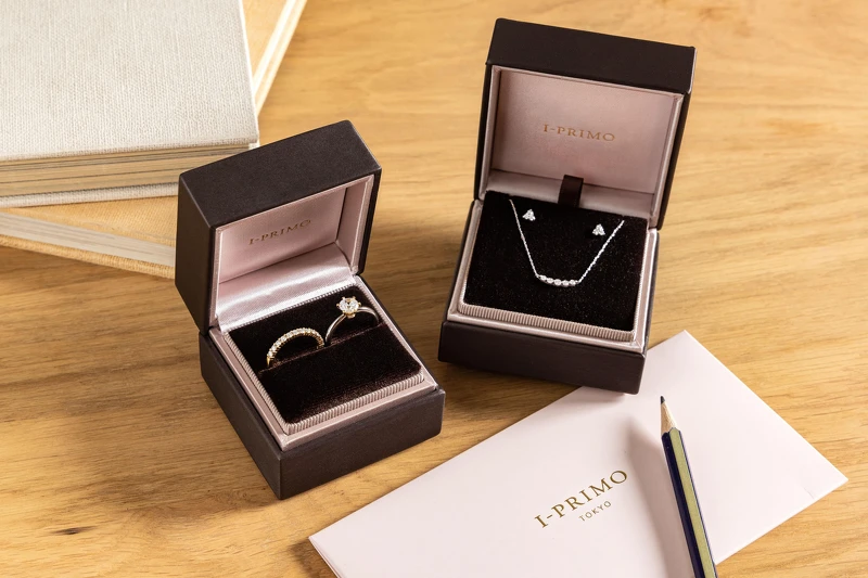 I-PRIMO KOKOROBOSHI雙金鑽戒及MANI HALF黃K金永恆戒：I-PRIMO紀念鑽飾-NASHIRA鑽石項鍊；I-PRIMO紀念鑽飾-ALCYONE針式鑽石耳環。