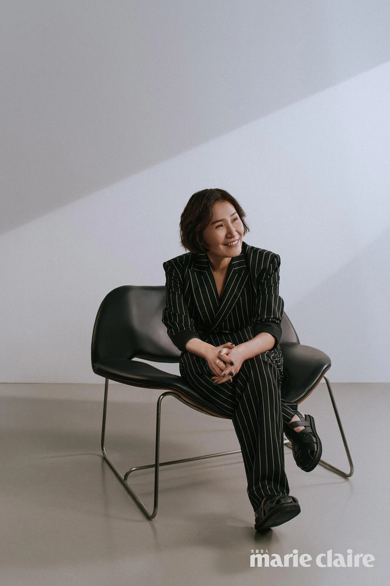 條紋西裝外套、條紋長褲、T Timeless黑色皮革涼鞋,all by Tod’s;金釦皮帶,Shiatzy Chen。 條紋西裝外套、條紋長褲、T Timeless黑色皮革涼鞋,all by Tod’s;金釦皮帶,Shiatzy Chen。