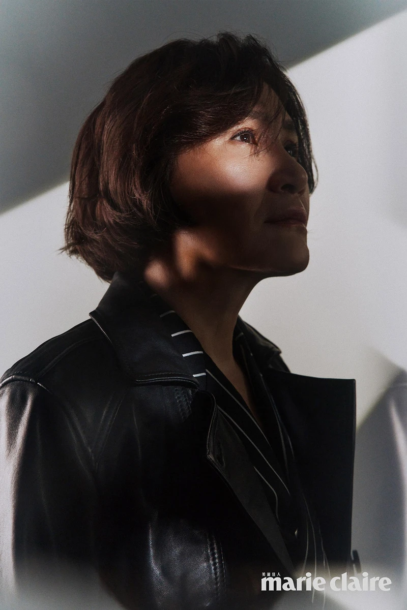 Okena羊皮大衣,Allsaints;條紋西裝外套、條紋長褲、T Timeless黑色皮革涼鞋,all by Tod’s;金釦皮帶,Shiatzy Chen。 Okena羊皮大衣,Allsaints;條紋西裝外套、條紋長褲、T Timeless黑色皮革涼鞋,all by Tod’s;金釦皮帶,Shiatzy Chen。