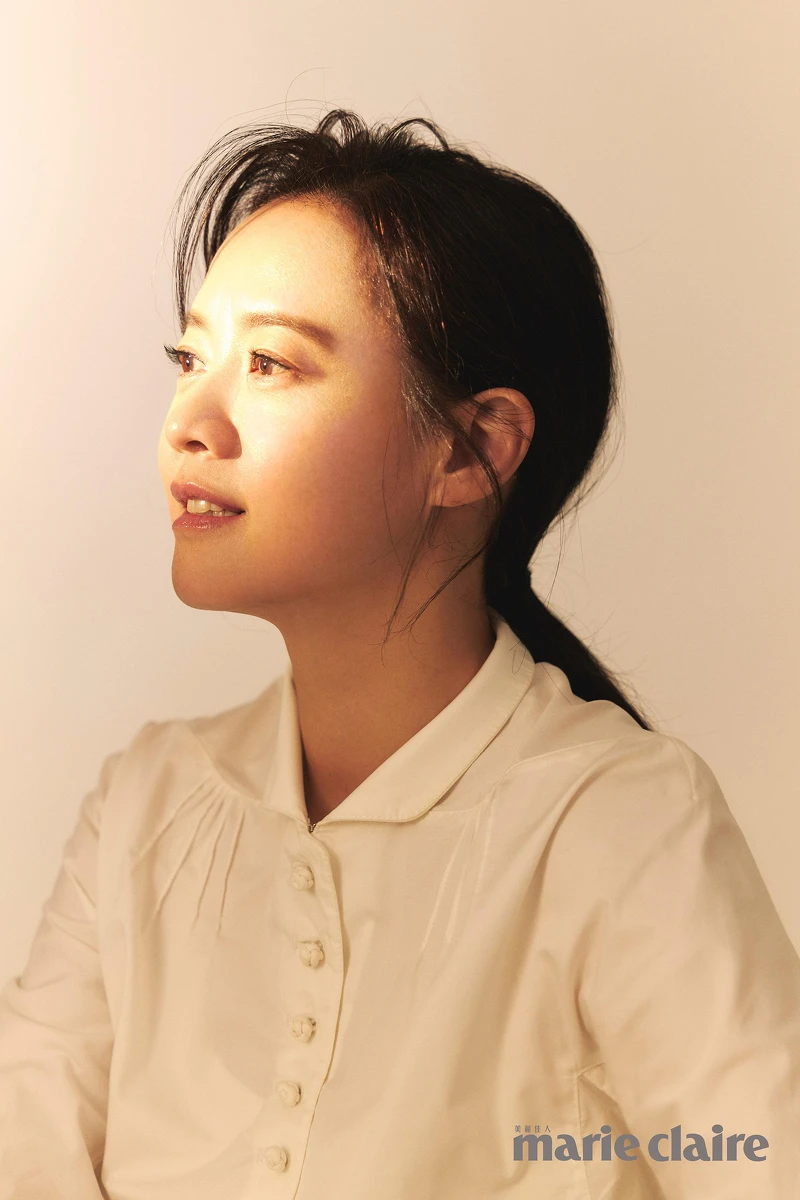 中式立領釦飾白襯衫,Shiatzy Chen;格紋西裝褲,MSGM;深棕色繫踝高跟鞋,Tod’s。 中式立領釦飾白襯衫,Shiatzy Chen;格紋西裝褲,MSGM;深棕色繫踝高跟鞋,Tod’s。