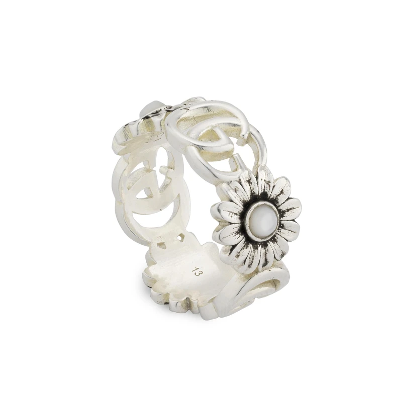 Gucci GG Marmont 珍珠母貝戒指 NT$14,200。