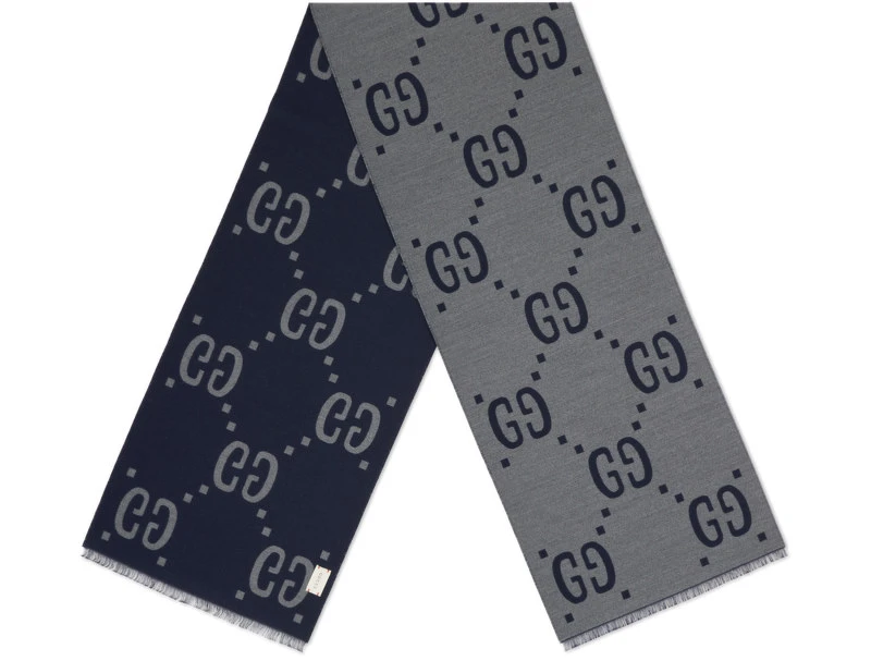 Gucci Freedom GG 雙面羊毛圍巾 NT$18,100。