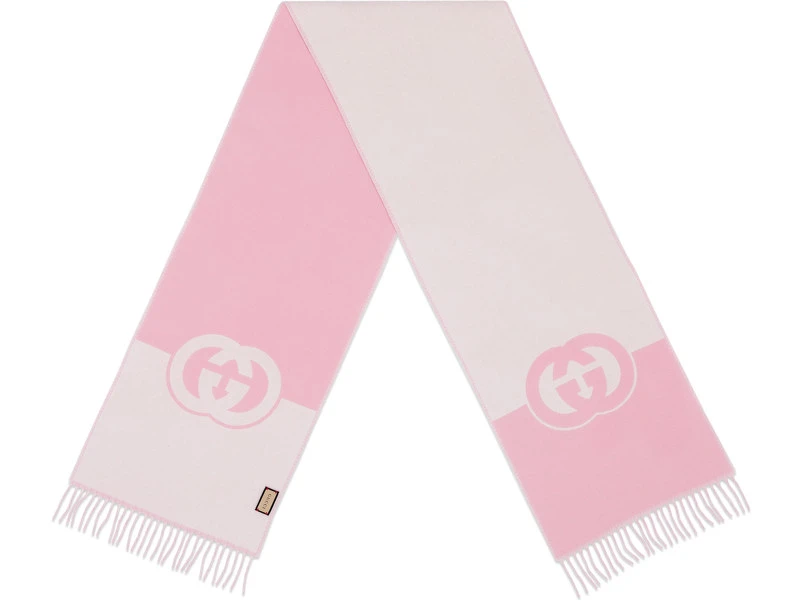 Gucci Interlocking G 草莓粉羊毛雙面圍巾 NT$18,600。