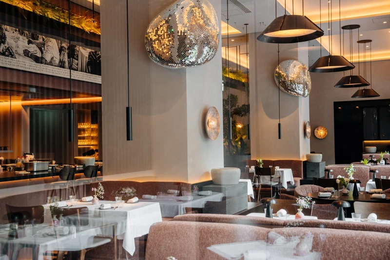 餐廳時髦寬敞。 餐廳時髦寬敞。