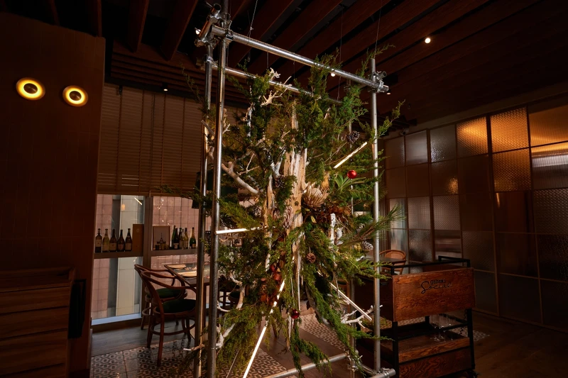 今年與新銳花藝品牌「煙花蕨醒」聯手合作。 今年與新銳花藝品牌「煙花蕨醒」聯手合作。