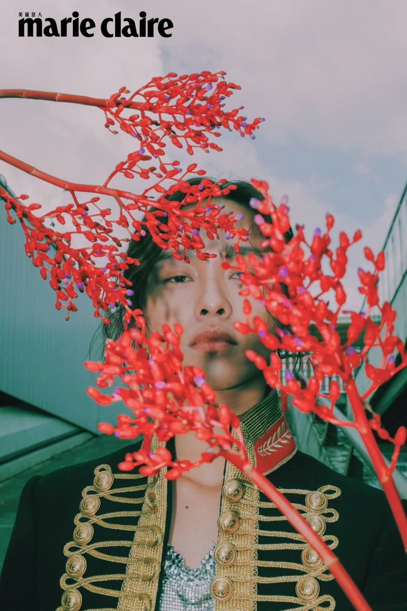 刺繡軍裝外套、銀色金屬背心，Both by Rabanne x H&M。