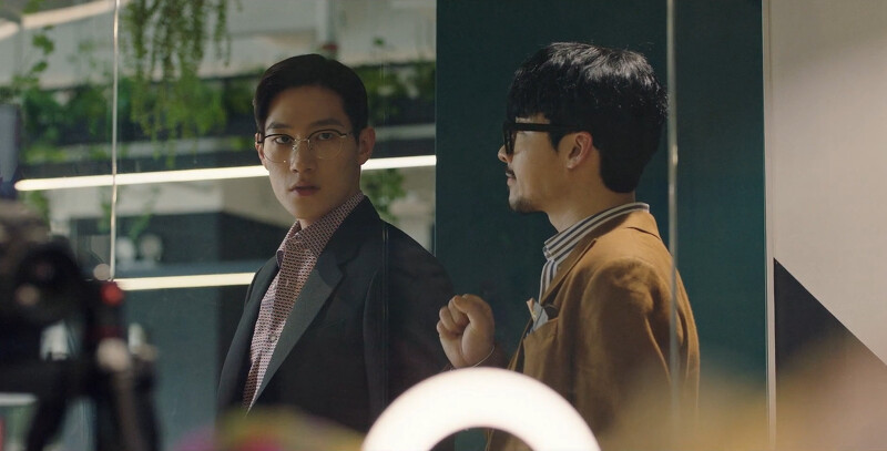 成功人士直播平台CEO守護(左)工作時冷血無情,讓同為老友的副代表(右)招架不住 成功人士直播平台CEO守護(左)工作時冷血無情,讓同為老友的副代表(右)招架不住