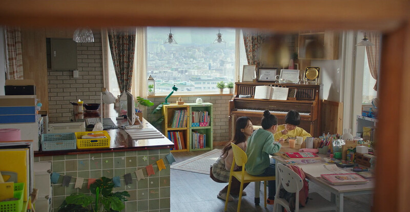 瑞賢很卑微地蹲在兩個孩子身邊,告訴他們繼續上鋼琴課就能吃到辣炒年糕 瑞賢很卑微地蹲在兩個孩子身邊,告訴他們繼續上鋼琴課就能吃到辣炒年糕