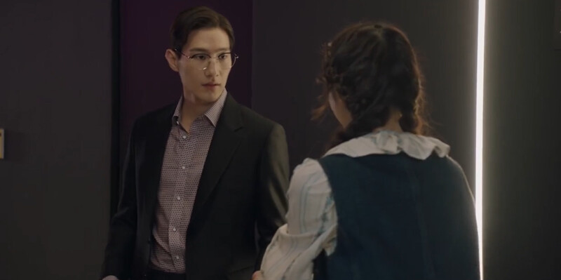 守護(左)被直播主叫住要送禮物給他 守護(左)被直播主叫住要送禮物給他