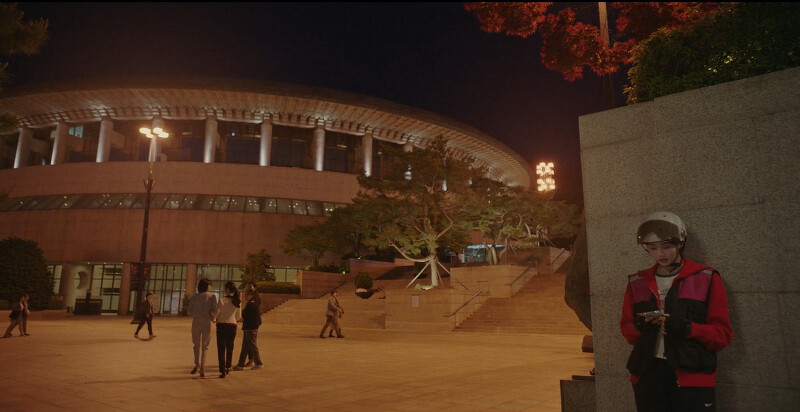 曾是音樂系高材生的瑞賢,送外賣到學院發現是學妹訂單,瑞賢(右)縮在牆角身形顯些自卑 曾是音樂系高材生的瑞賢,送外賣到學院發現是學妹訂單,瑞賢(右)縮在牆角身形顯些自卑