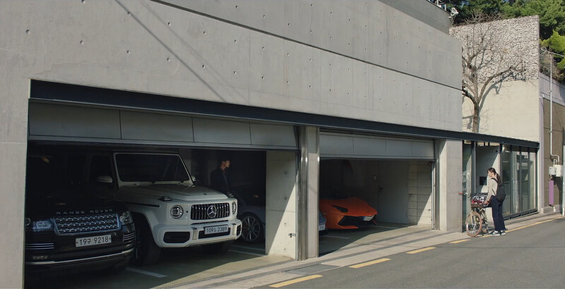 守護的豪車們,對比瑞賢的破腳踏車(右) 守護的豪車們,對比瑞賢的破腳踏車(右)