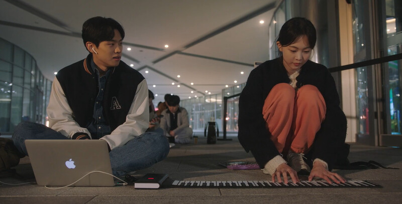 凱(左)和瑞賢(右)在代排打工時,現場玩起音樂,凱被瑞賢吸引了 凱(左)和瑞賢(右)在代排打工時,現場玩起音樂,凱被瑞賢吸引了